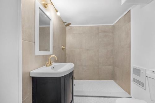 109 Rhodes Ave, Pittsburgh PA  15220-2615 exterior