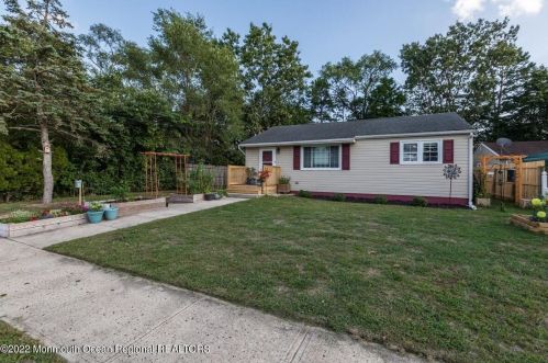 410 Maple St, Lakehurst, NJ 08733-2516