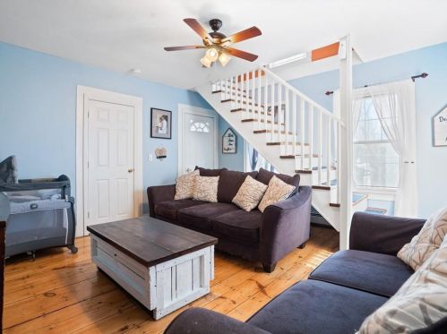 4 Lewis St, Woonsocket RI 02895-1905 exterior