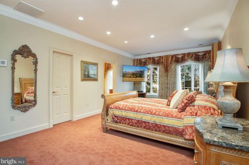 896 Alvermar Rdg Dr, Mc Lean VA 22102-1439 exterior