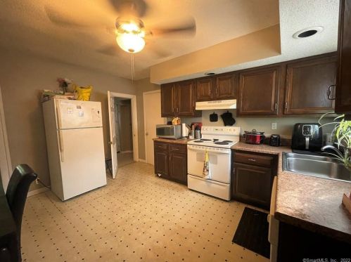 22 8 St, Derby CT 06418-1206 exterior