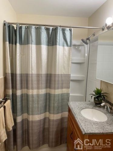 51 College Dr, Edison NJ 08817-5951 exterior