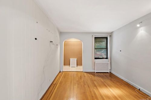 2320 Tenbroeck Ave, Bronx NY 10469-5308 exterior