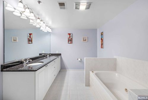 505 Smith Ct, Edgewater NJ 07020-1668 exterior