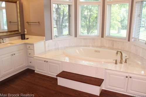 3586 Walnut Brk Dr, Rochester MI 48309-4065 exterior