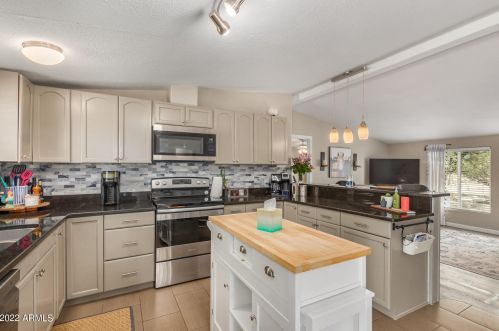 2208 Estrella Rd, Phoenix AZ 85087-8179 exterior