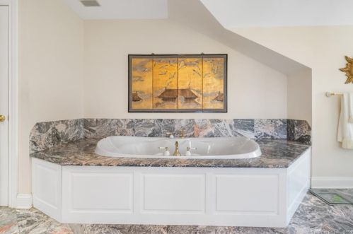 650 Gulf St, Milford CT 06460-7270 exterior