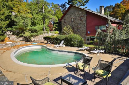 2367 Vly Rd, Huntingdon Valley PA 19006-6007 exterior