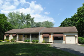 63 Canterbury Rd, Delaware Park, NJ 08865-2048