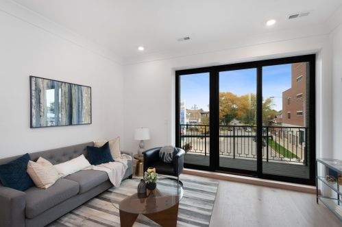 2763 Lawrence Ave, Chicago, IL 60625-4212