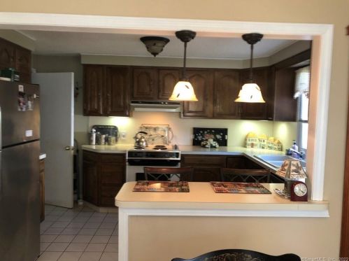 25 Pearl St, Windsor Locks CT 06096-1421 exterior