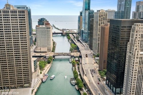 401 Wabash Ave, Chicago IL  60605-1208 exterior