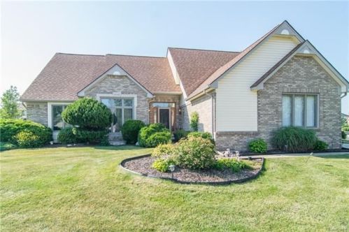 16067 Acorn Dr, Macomb Township, MI 48042-5605