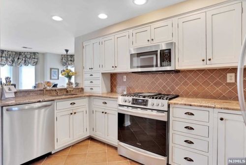 315 Livingston Ct, Edgewater NJ 07020-1639 exterior