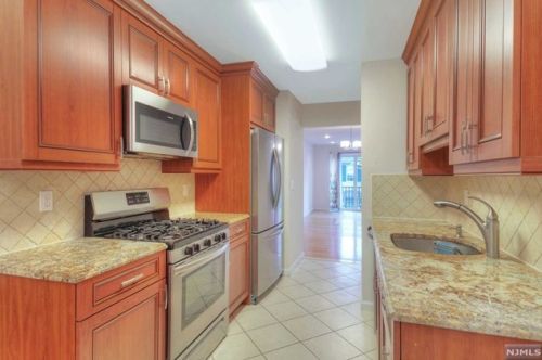 124 Panorama Dr, Edgewater NJ  07020-7240 exterior