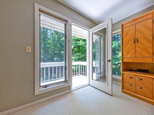 1 Essex Ct, Farmington CT 06032-1433 exterior