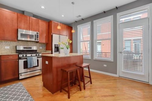 648 Oak St, Chicago IL  60610-7298 exterior