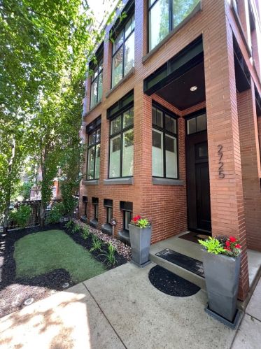 2725 Kenmore Ave, Chicago IL 60614-1305 exterior