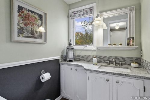 1853 Weymouth Dr, Grand Rapids MI 49508-3762 exterior