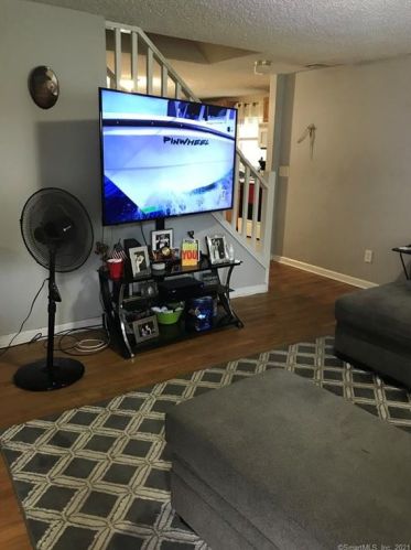 27 Mclaughlin Ter, Derby CT 06418-2126 exterior