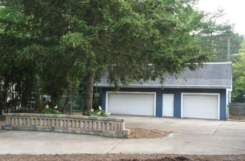 3322 Emmons Ave, Rochester MI 48307-5515 exterior