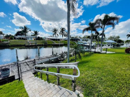 721 Calmoso Dr, Fort Pierce FL 34983-2208 exterior