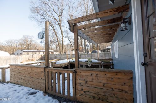 1154 Cadillac Dr, Meskegon MI 49445-1917 exterior