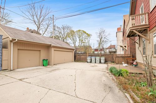 2576 Murray Ave, Milwaukee WI 53211-3924 exterior