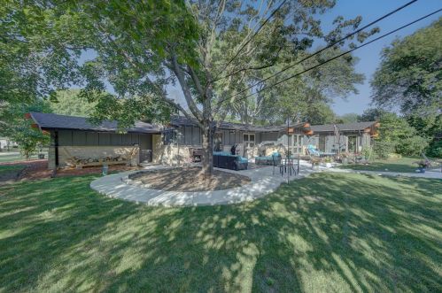 925 Bay Point Rd, Milwaukee WI  53217-1355 exterior