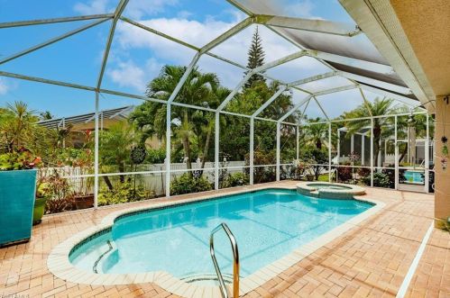 232 Glen Eagle Cir, Naples FL 34104-5715 exterior