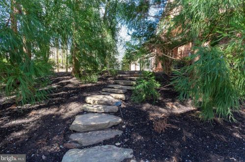 884 Alvermar Rdg Dr, Mc Lean VA 22102-1435 exterior