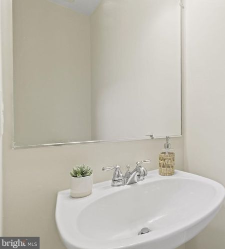 7433 Dunnington Pl, Alexandria VA  22315-5248 exterior