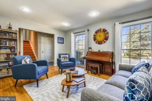 9104 Fls Chapel Way, Rockville MD 20854-2455 exterior