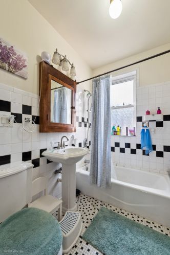 5470 Woodlawn Ave, Chicago IL  60615-5258 exterior