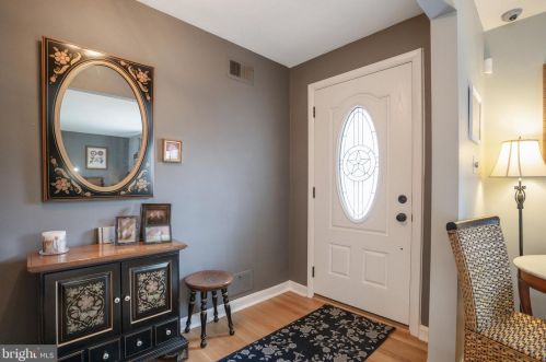 9417 Forest Haven Dr, Alexandria, VA 22309-3122