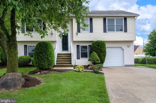 8 Hamilton Lakes Dr, Trenton, NJ 08619-3437