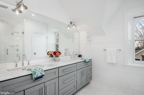 4 Chestnut Hill Ave, Philadelphia PA 19118-2715 exterior