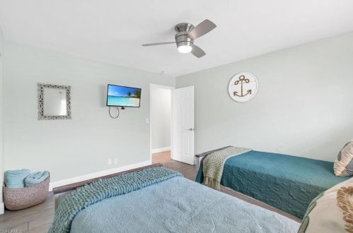 607 102 Ave, Naples FL 34108-3214 exterior