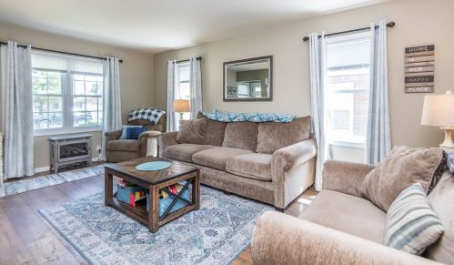 3227 79th St, Milwaukee, WI 53222-3932