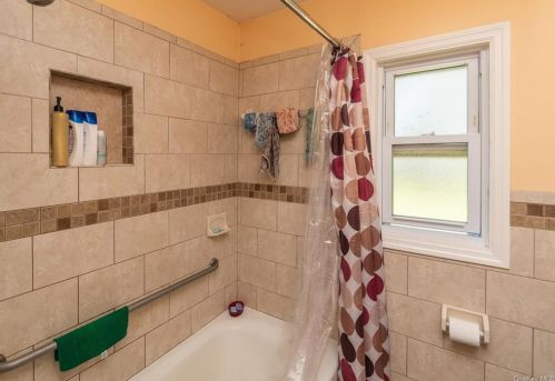 19 Briarwood Dr, Poughkeepsie NY 12601-5529 exterior