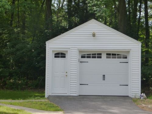 285 Maple Rd, Springfield MA  01106-3100 exterior