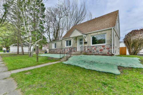 7110 Stuth Pl, Milwaukee, WI 53219-1951