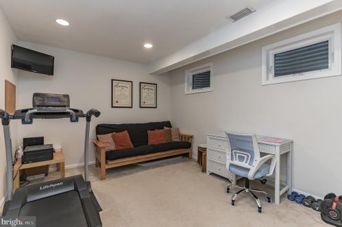 1122 Kensington Rd, Mc Lean VA 22101-2918 exterior