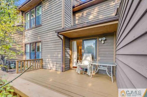 73 Laurel Holw Ct, Edison NJ 08820-1043 exterior