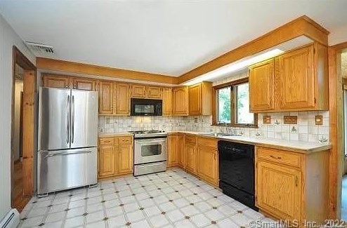 15 Loren Cir, Windsor CT  06095-1012 exterior