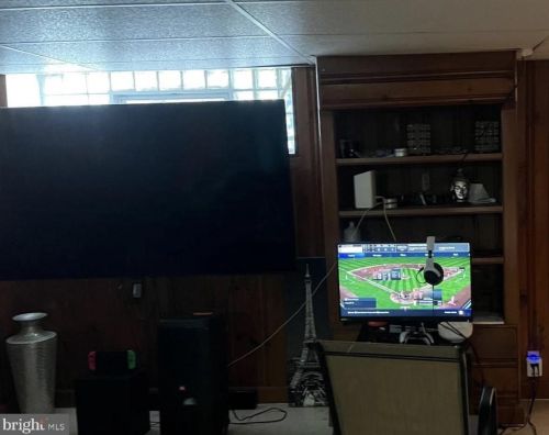 823 Longshore Ave, Philadelphia PA  19111-4422 exterior