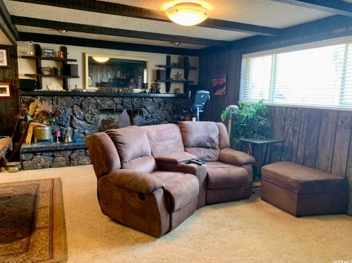 8672 Aspen Way, Sandy UT 84093-1827 exterior