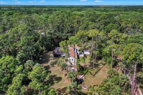 160 8th St, Naples, FL 34117-9327