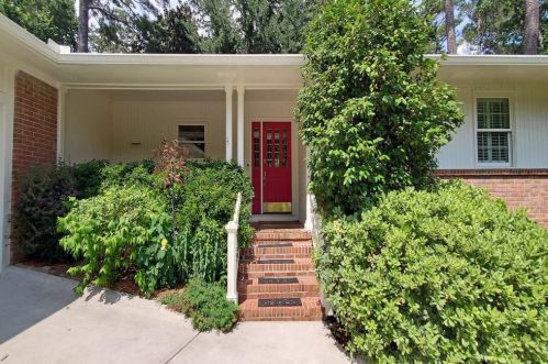 675 Edgewater Trl, Atlanta, GA 30328-2852