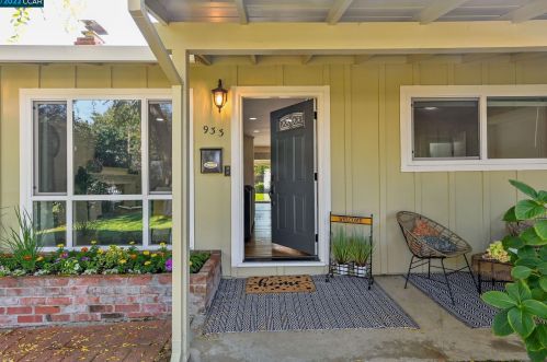 933 Santa Lucia Dr, Concord CA 94523-2366 exterior